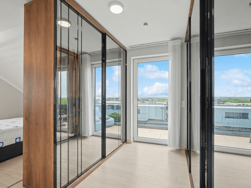 Ankleidezimmer mit Balkon
